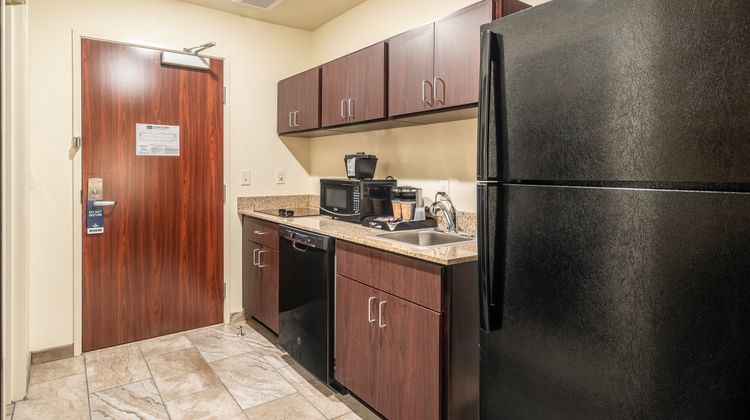 Cobblestone Inn & Suites Suite