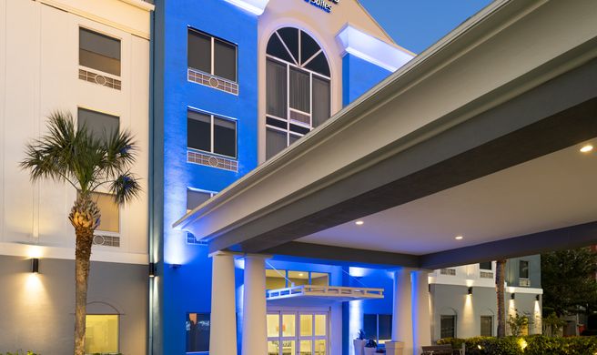 Holiday Inn Express Hotel & Suites Exterior