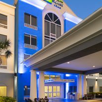 Holiday Inn Express Hotel & Suites
