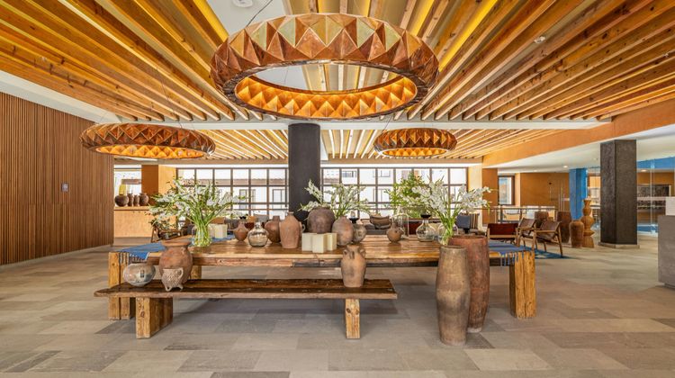 Clevia, Autograph Collection Lobby