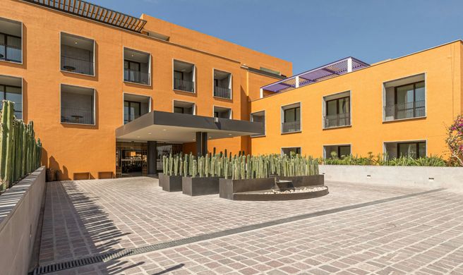 Clevia, Autograph Collection Exterior