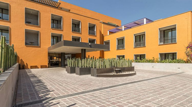 Clevia, Autograph Collection Exterior