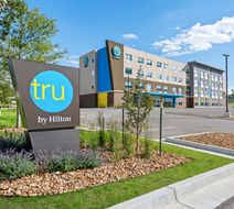 Tru by Hilton Kansas City Airport Exterior