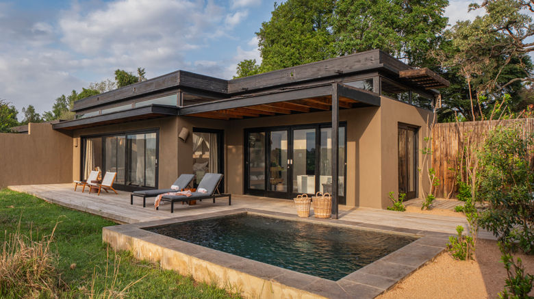 <b>Lion Sands River Lodge, Sabi Sands Suite</b>. Images powered by <a href="https://www.leonardoworldwide.com/" title="Leonardo Worldwide" target="_blank">Leonardo</a>.