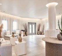 18 Grapes Hotel Lobby