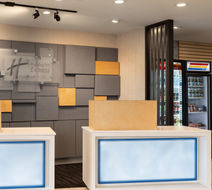 Holiday Inn Express & Suites Tampa Exterior