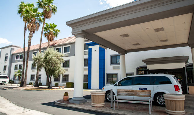 Holiday Inn Express Tucson Airport Exterior
