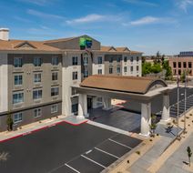 Holiday Inn Express Hotel & Suites Exterior