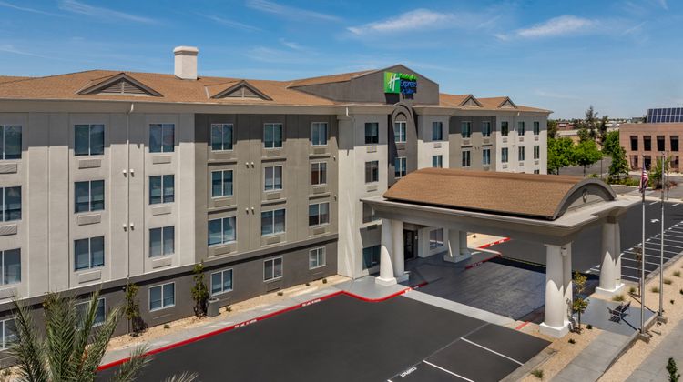 Holiday Inn Express Hotel & Suites Exterior