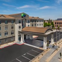 Holiday Inn Express Hotel & Suites