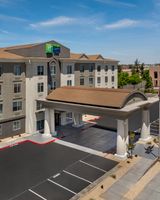 Holiday Inn Express Hotel & Suites