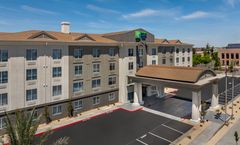 Holiday Inn Express Hotel & Suites