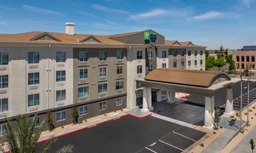 Holiday Inn Express Hotel & Suites