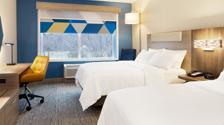 Holiday Inn Express & Suites Cleveland Room