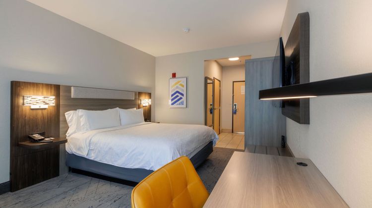 Holiday Inn Express & Suites Berkeley Suite