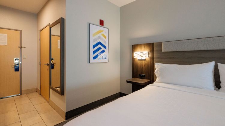 Holiday Inn Express & Suites Berkeley Suite