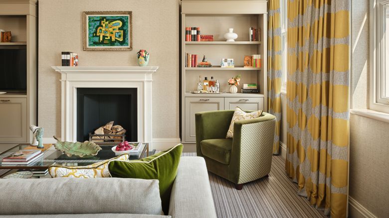 <b>Rocco Forte Brown's Hotel Suite</b>. Images powered by <a href="https://www.leonardoworldwide.com/" title="Leonardo Worldwide" target="_blank">Leonardo</a>.