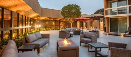 Holiday Inn Oxnard North Exterior