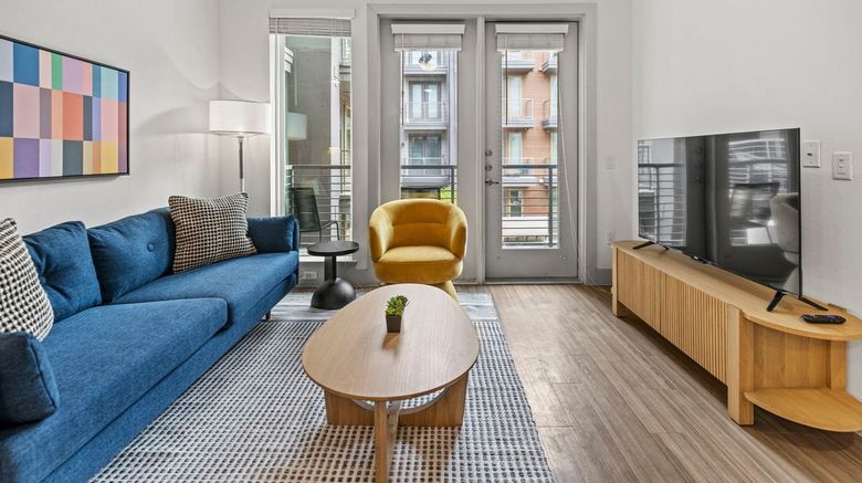<b>Placemakr Downtown Austin Room</b>. Images powered by <a href="https://www.leonardoworldwide.com/" title="Leonardo Worldwide" target="_blank">Leonardo</a>.