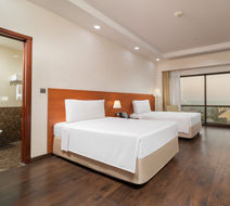 Holiday Inn Suites Kuwait Salmiya Room