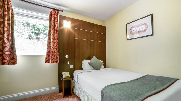 OYO Flagship The Bridge House Room