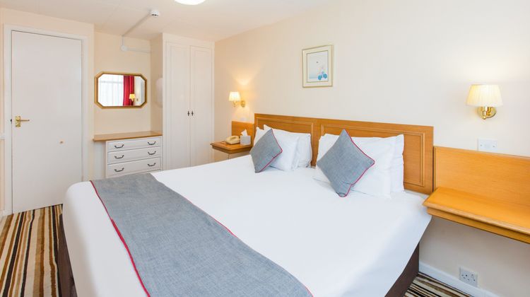 OYO Stade Court Hotel Room