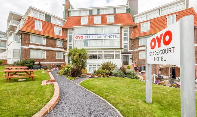 OYO Stade Court Hotel Exterior