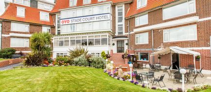 OYO Stade Court Hotel Exterior