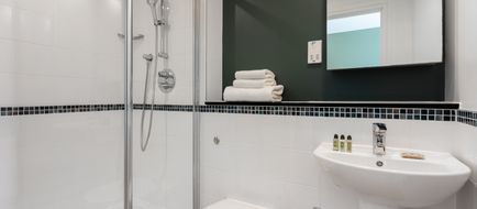 Marlin Apartments Aldgate Room