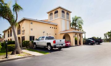 OYO Waterfront Hotel- Cape Coral/Fort My