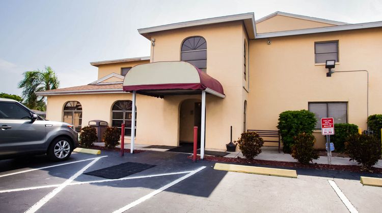 OYO Waterfront Hotel- Cape Coral/Fort My Exterior