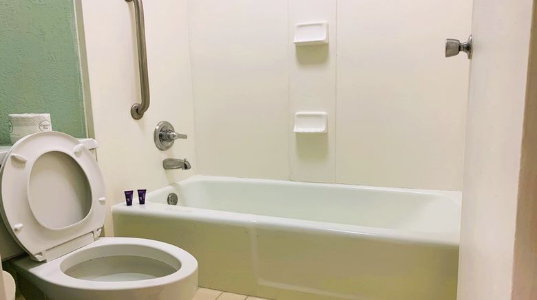 <b>OYO Hotel Dundee By Crystal Lake Room</b>. Images powered by <a href="https://www.leonardoworldwide.com/" title="Leonardo Worldwide" target="_blank">Leonardo</a>.