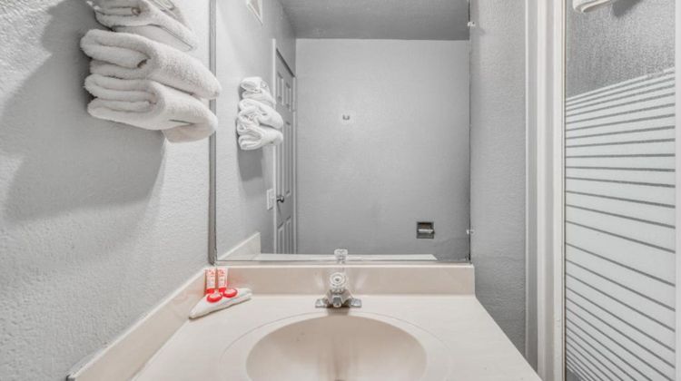 OYO Hotel Houston Southwest I-69 Room