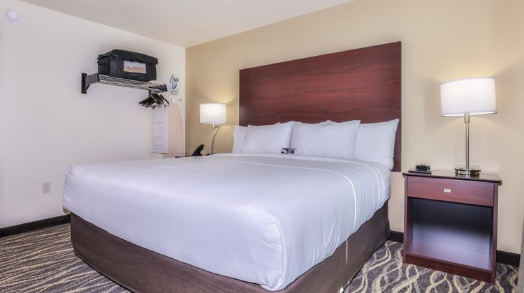 Cobblestone Hotel & Suites Suite