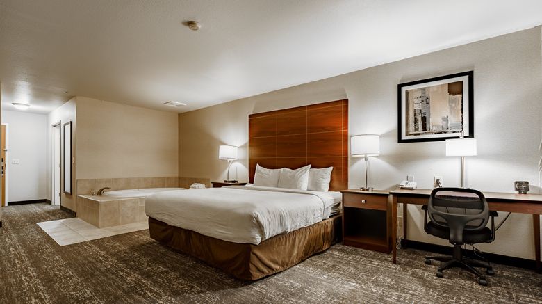 <b>Cobblestone Hotel and Suites Suite</b>. Images powered by <a href="https://www.leonardoworldwide.com/" title="Leonardo Worldwide" target="_blank">Leonardo</a>.