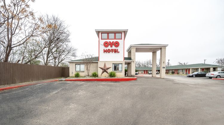 OYO Hotel San Antonio near AT&T Center Exterior