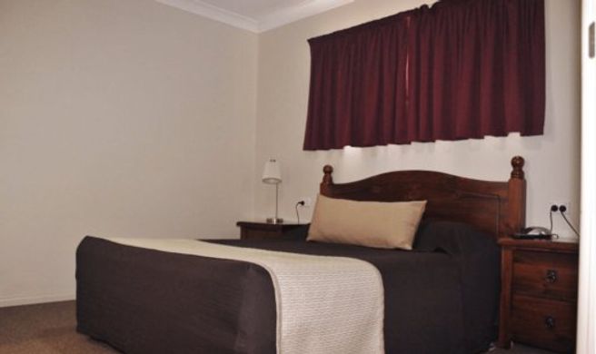 Acacia Golden Way Motel Room