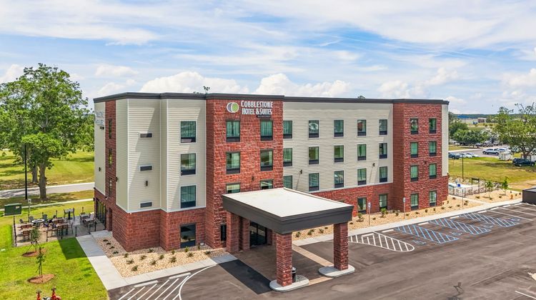 Cobblestone Hotel & Suites Exterior