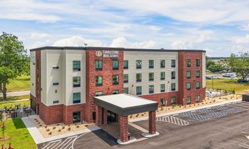 Cobblestone Hotel & Suites