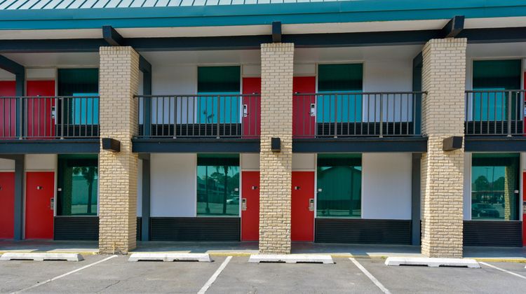 OYO Lake Park Inn Exterior