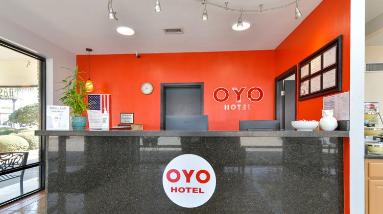 OYO Lake Park Inn Lobby