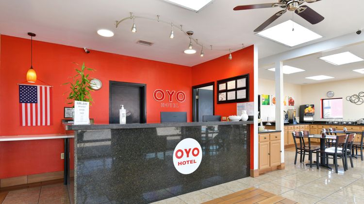 OYO Lake Park Inn Lobby