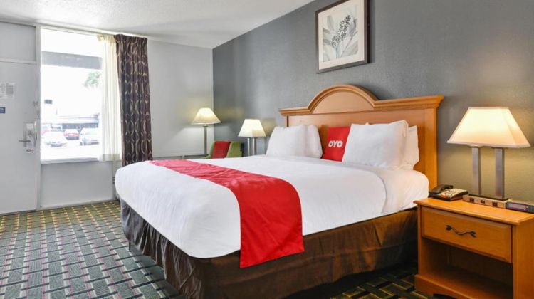 OYO Lake Park Inn Room