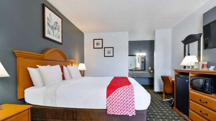 OYO Lake Park Inn Room