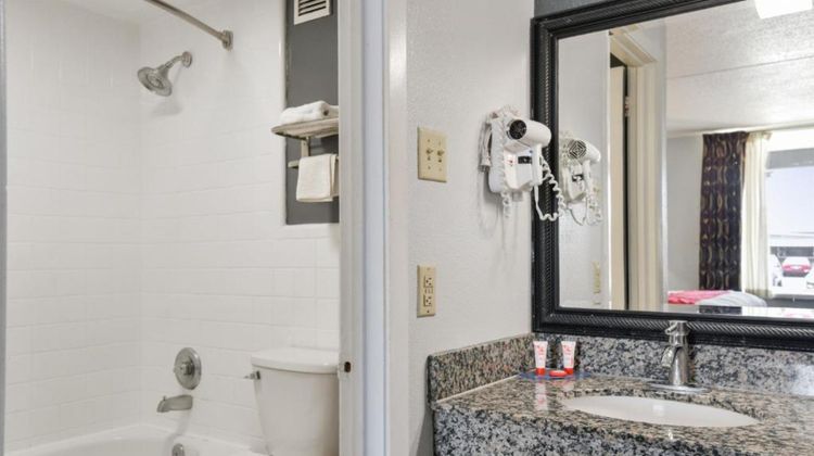 OYO Lake Park Inn Room