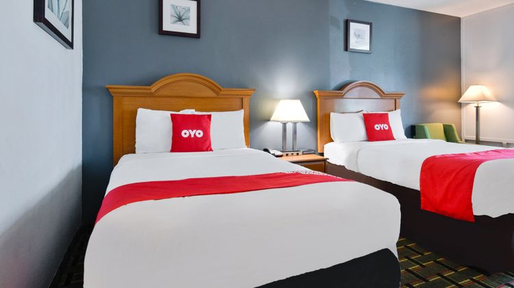 OYO Lake Park Inn Room