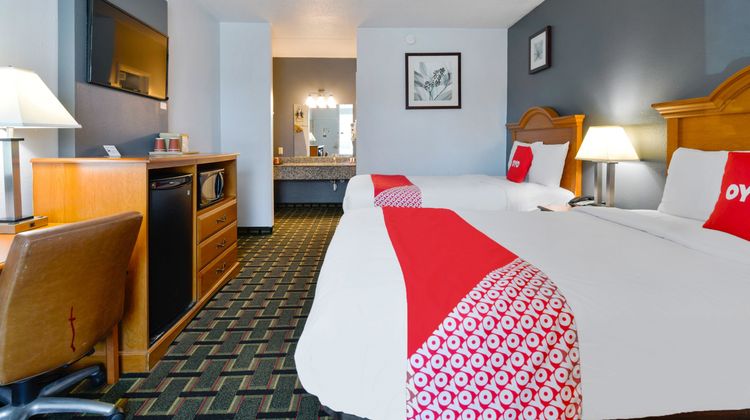 OYO Lake Park Inn Room