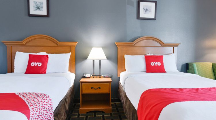 OYO Lake Park Inn Room