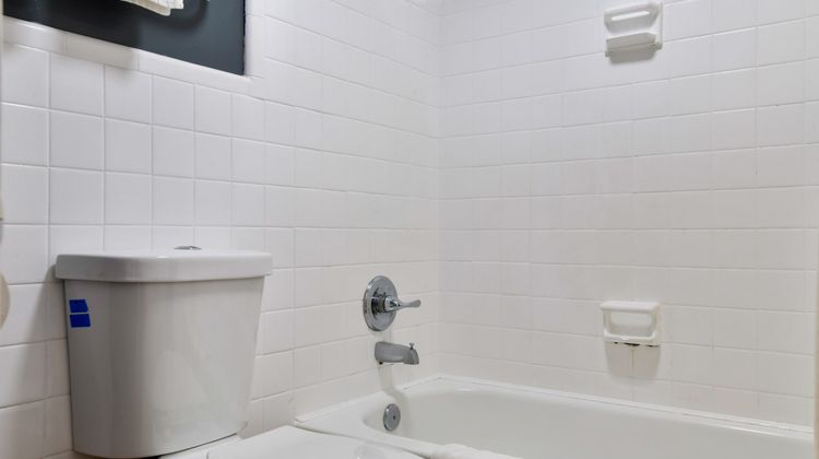 OYO Lake Park Inn Room