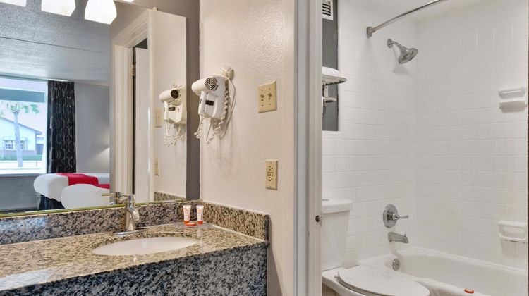 OYO Lake Park Inn Room